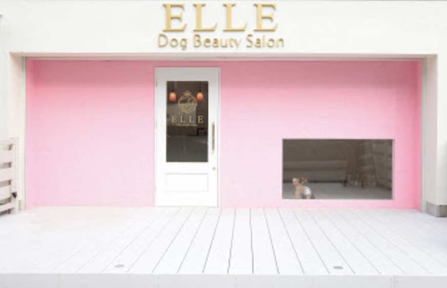ピンク色の外観とELLEの看板がある店舗